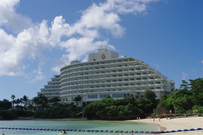 やっと、ホテルの全景がとれる場所までやってきました。<br /><br />万座ビーチといえば、青い文字で「全日空」と書いてあるイメージだったのですが、それが消えたのがちょっと寂しい。<br />そのかわり、インターコンチネンタルの「I」をあしらったロゴが控えめに。<br /><br />スタッフの方にYoutubeで昔の全日空の沖縄キャンペーンのCMが見れることを教えていただきました。<br /><br />http://www.youtube.com/watch?v=JIXC1Sm5Oxk<br />最後に映るのが万座ビーチです。<br />