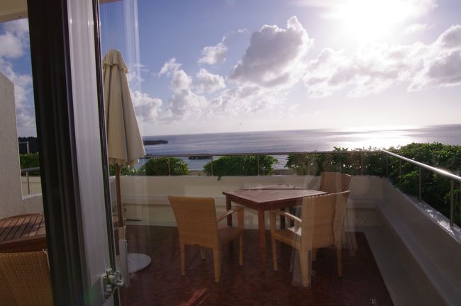 マリンアクティビティ（後述）を済ませて、ホテルへ。<br /><br />今回は最上階（９階）にできたプレミアムクラブフロアに泊まらせていただきました。<br />そのため、クラブラウンジが利用できます。<br /><br />午後６時からのカクテルタイムにあわせてくつろぎに行ってきました。<br /><br />外の景色は素敵だけど、暑いので室内で景色を眺めることにしました。