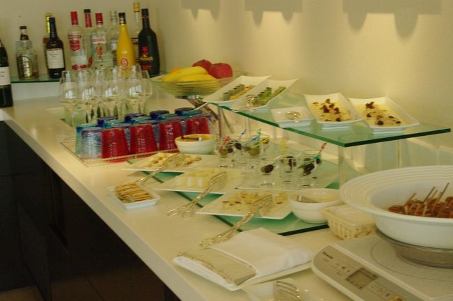 おつまみもチーズなど豊富です。<br /><br />ちなみに、プレミアムフロアは一人約5000円程度追加で泊まれるそうです。朝食とワインなどが無料でサービスされるので、飲むひとにはお徳だと思います。<br /><br />