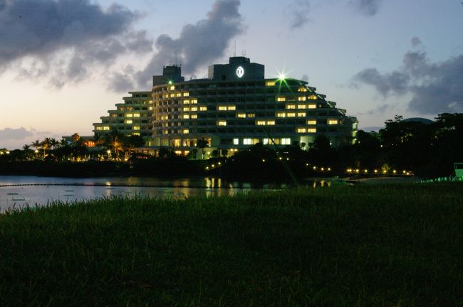 夕日のホテル。<br /><br />この日のホテルの稼働率は85％。<br />夏休み前の安い料金のため、お子さんが小さい方が多かったように感じました。<br /><br />次の週から夏休みのため料金がぐーんとアップするので、まだ空きがあるそうです。