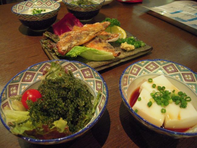 夕食は、ビーチサイドにある居酒屋風の沖縄料理レストランにて。<br /><br />奥にあるのが、沖縄の県魚「グルクン」のから揚げです。<br />アジとタイの間ぐらいの味でおいしかったです。<br />南国の魚なのであまり油が乗っていないため、から揚げなど油で調理するとか。<br /><br />他に海ぶどうと、お豆腐。<br />