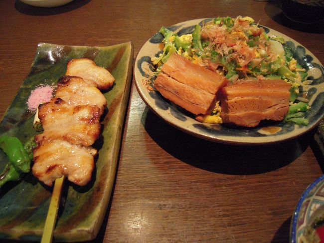 あぐー豚の串焼きと、ゴーヤチャンプル。<br /><br />定番すぎでしょうか？<br />でも来たらやっぱり食べたいし・・・。<br /><br />ま、名古屋へ来たら手羽先を食べるようなものだ。