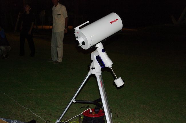 夕食を食べた後、中庭のようなところで<br />天体望遠鏡のデモンストレーションをやってました。<br /><br />夏休み期間中には、毎日この国内最大級の可動式天体望遠鏡で星空観察ができます。<br />ちょうど、有名な「星空おじさん」も来ていて、熱く夏の大三角から、天の川などを教えていただきました。<br />星空を見るのは好きなんですが、いつも適当に見ていただけなので、こうやってこれが「デネブ」とか教えていただけるのはおもしろかったです。<br />夏休み中はこのおじさんも来るとか・・。<br />お徳かも。<br /><br />事前に少し勉強しておくとより楽しいと思います。<br /><br />