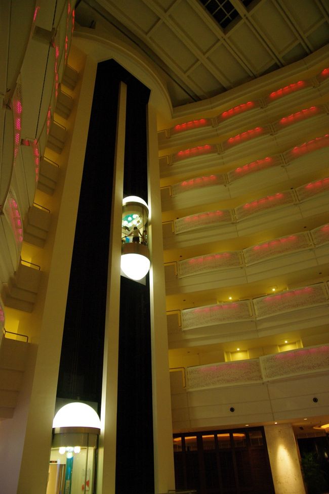 ホテル棟に戻ると、ライトアップされてました。<br />写真は赤ぽいですが、徐々に色が変わっていきます。<br /><br />