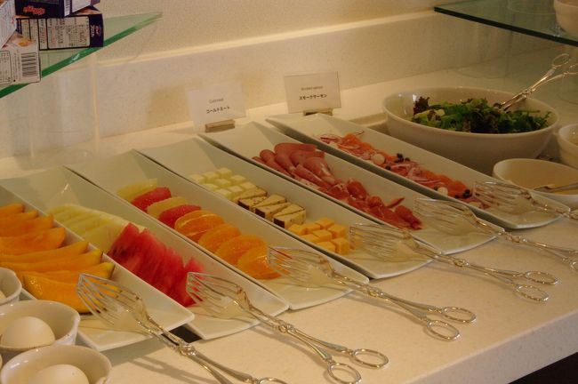 朝食はプレミアムフロアのラウンジで。<br /><br />ここのウリは、他の会場にはないマンゴーが食べ放題なこと。<br /><br />その話を聞いた、クールでスマートな同じツアー参加のWさんのうれしそうな顔が忘れられません。以後「マンゴー王子」と勝手に命名されました。<br /><br /><br /><br />私は、パンマニアなんですがここのデニッシュは朝なのにパリパリでウマウマで幸せでした。こんなにパリパリってことは、ちゃんと朝焼いているはず。<br />すばらしい。<br />なかなか、海外のリゾート行ってもパリパリデニッシュはありません。<br /><br /><br />