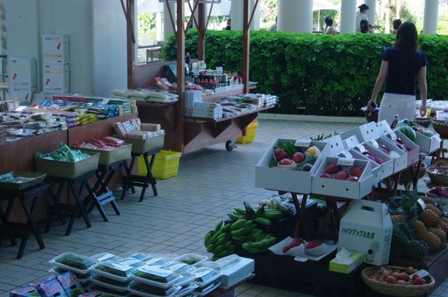プールの横のあたりには朝市が出ていて、マンゴーなどを売っています。<br /><br />長期滞在なら、買って部屋で食べるのもいいかも。<br /><br />