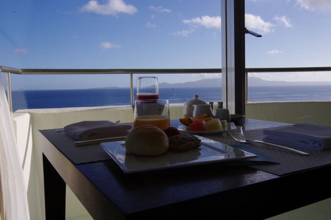朝食を海を眺めて食す幸せ<br /><br />