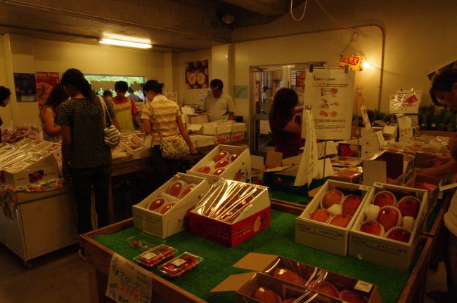 ホテルをチェックアウト後、車で15分ほどの<br />「おんなの駅」という物産屋さんへ。<br />地元の人も買いに来るというほど、野菜やフルーツが充実しています。<br /><br />マンゴー王子と、スィーツ王子はすかさずマンゴーを購入して自宅に発送。<br /><br />値段は色々ですが、本土より安いのは確か。