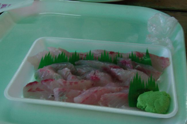 ビールのつまみというか、昼食はこの刺身。<br />普通は売ってません。<br /><br />どうやって、手に入れたかは後述の旅行記みてくださーい。<br /><br />
