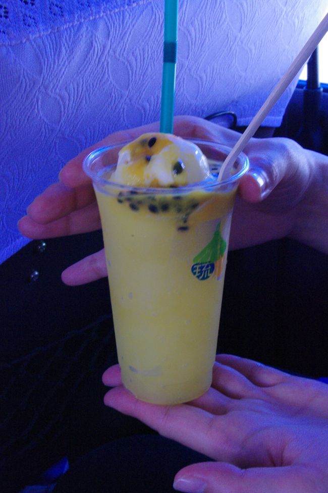 <br />でも、諦めきれずタクシーのおじさんをギリギリまで待たせて<br />根性で、パッションフルーツのスムージーを購入して社内でいただきました。<br /><br />同じツアーの方が買った、マンゴーのスムージは濃厚でおいしかったです。<br /><br /><br />これから、石垣へ向かいます。<br />