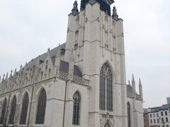 ■ノートルダム・ド・ラ・シャペル教会

13世紀に建設された翼廊はロマネスク様式、15世紀に再建された内陣はゴシック様式、尖塔は16世紀に完成