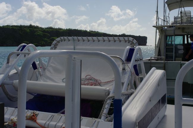 到着した当日の午後にパラセーリングをしました。<br /><br />一度やってみたかったのですが、体にハーネスをつけて飛び上がるのはどうも痛そうでやる気になれず・・・。<br /><br />しかし、万座リゾートのは全国でここだけ！<br />ベンチシートに座るだけで、空中を飛び回ることができます。<br /><br />よっぽどのことがなければ、濡れないし遊園地の乗り物感覚でできます。