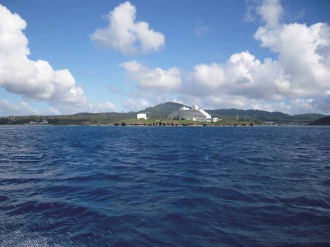 パレセール専用の船で15分ほど沖に出ます。<br /><br />遠くにホテルが見えます。