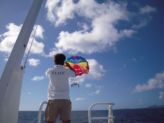 今日の参加者は私も含めて３組。あとの二組はカップルです。<br />すいません、一人参加で・・・。<br /><br />ライフジャケットを渡されて、ベンチに座るとすぐに出発です。凧のように上に上がっていきます。<br /><br />