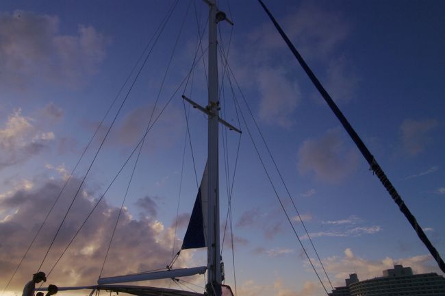でっかなカタマラン船で、サンセットクルーズ。<br /><br />小さな桟橋からだと写真に入りきりません。<br /><br />