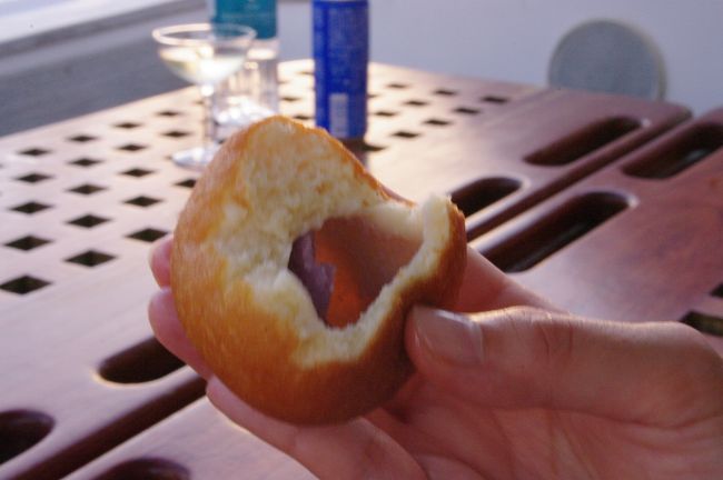 同じツアーのマンゴー王子（勝手に命名）からの差し入れのサンダーアーギー。<br /><br />カリフワでおいしい〜。<br /><br />といっているうちに、船は沖に・・・