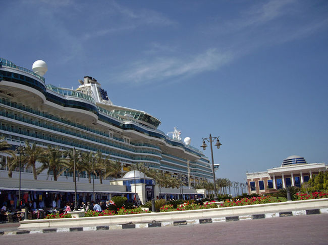 客船ターミナルには、とても大きな船が。<br />ビルが建っているみたい。<br />たしか、ナッソー船籍の船だったかな。<br />