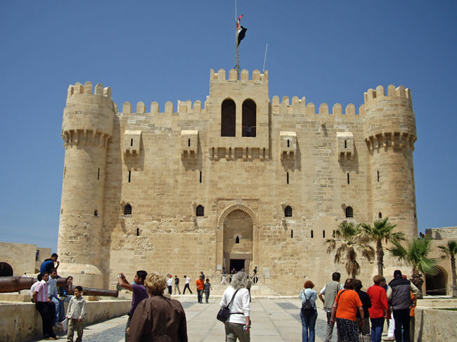 ど〜〜ん！<br /><br />青い空に良く映える白い要塞が。