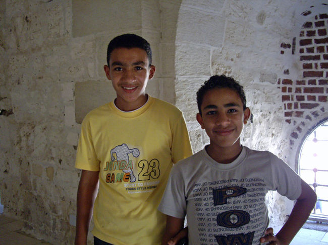 デジカメでいろいろ撮っていると、地元の（？）子供たちが絡んでくる。<br />どうやら撮って欲しいらしい。<br /><br />いい笑顔ですねぇ。