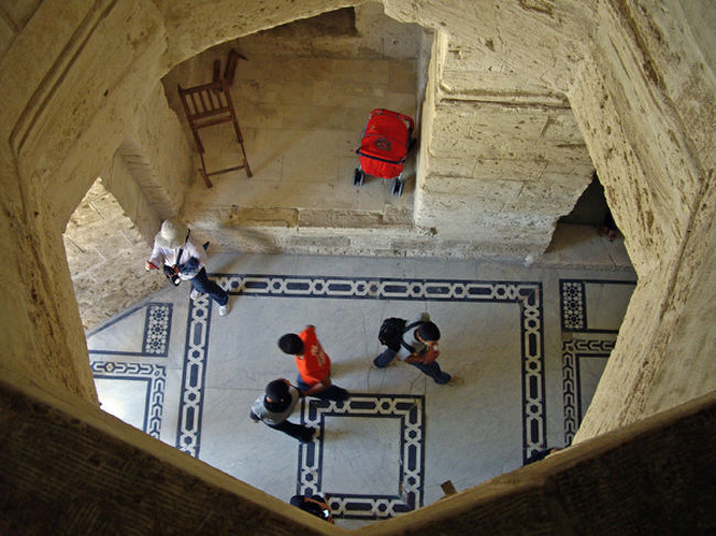 吹き抜けになっているところ。<br /><br />床のタイルが美しいね。