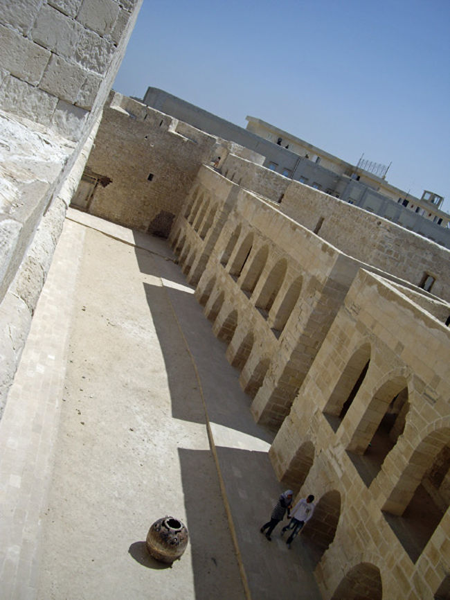 ここはどんな風に使われていたんだろう？<br /><br />そして、手前の大きな鉄球はなに？