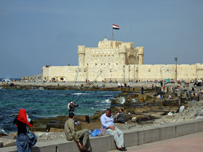 外からカイトベイ要塞を眺める。<br /><br />お土産物屋さんもいっぱい。