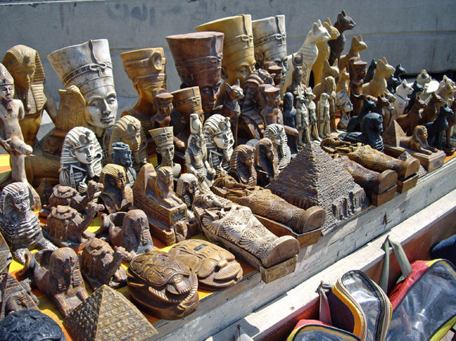 お土産物とはいえ、ミイラの棺は中にミイラがいて凝っている。