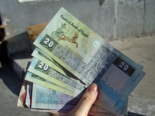 カイトベイ要塞から一旦戻り、夕方からディナーへ。<br />まずは、エジプトポンドを追加入手。