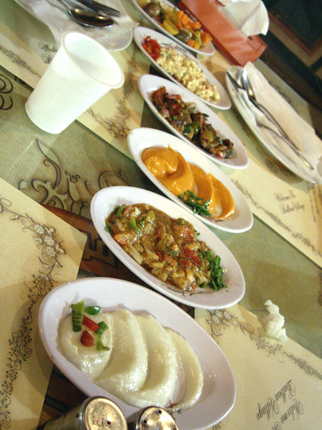 オーダーが終わると、お総菜や野菜、スパイスがふんだんに使われたペーストなどがずらりと並ぶ。<br /><br />エジプト料理って初体験♪<br /><br />（オーダーと値段交渉は、タクシーの運転手さんが全部してくれました。感謝）