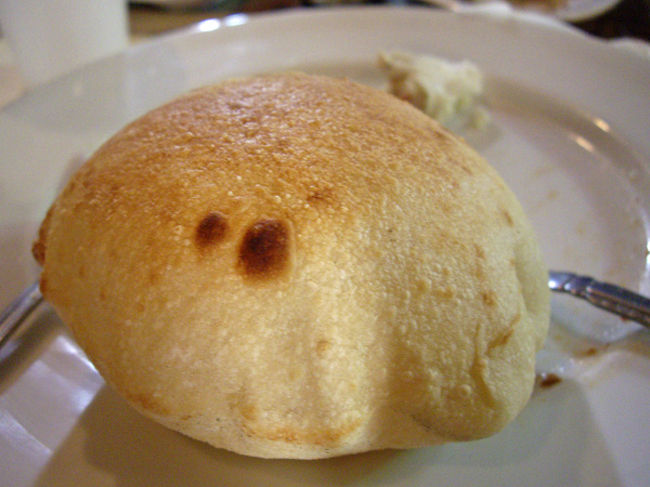 他のテーブルに運ばれているのを見て気になっていた物。<br />まんまるのパン？？<br /><br />中は空洞で、まんまるに膨れていました。<br />この中に、いろいろ詰めて食べてもいいね〜〜。<br />