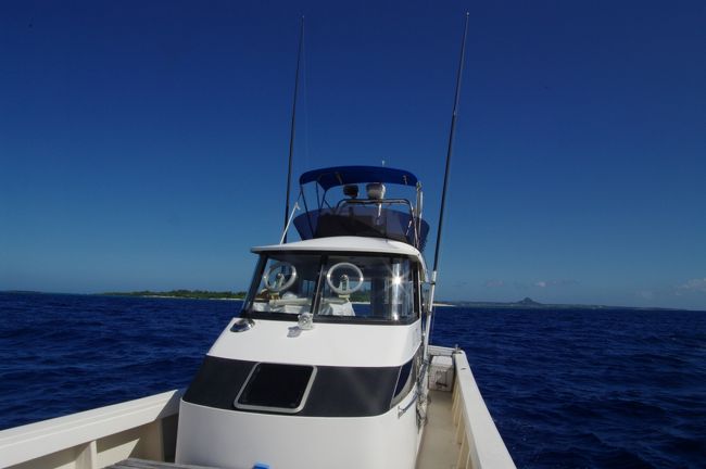 乗せていただいた釣り船。<br />万座と契約している船だそうです。<br />きれいで、快適。<br /><br />釣り船だから、ちょっと揺れるかな。<br /><br />私は以前ハワイへ行ったときに、いるかウォッチングの船に乗るときに教えてもらった「生姜を一週間前から飲むと船酔いしない」を実行したら、大丈夫でした。<br /><br />スタッフの方に聞いたら、実際酔う方はいらっしゃるそうです。最初はアクビをしだすそうで、アクビをお客さんがしたら「この人酔いそう」とわかるとか。<br /><br />