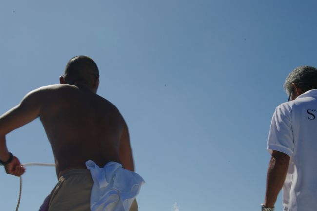 頼もしい海の男二人。<br /><br />魚群探知機で魚のいそうなポイントにイカリを落とします。