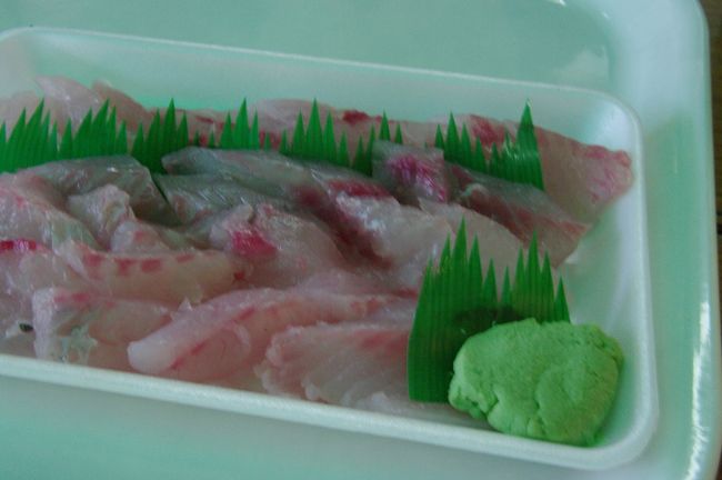 「おんなの駅」（恩納村の道の駅だからこの名前だと思います。男の駅はありませんよ）の魚屋さんでさばいてもらいました。<br /><br />ここでは、椅子もあるし、しょうゆ、皿などもおいてあり自由に使えるので、魚を釣った人には最適です。<br /><br />ちなみに、沖縄では刺身にしょうゆにお酢もいれて食べるそうで、しょうゆだけもらったら「お酢も〜」と教えてもらいました。みんな親切。<br /><br />唯一の心の残りは、舞い上がっていてカワハキでいちばんおいしいはずのキモをもらうのを忘れたこと。<br /><br />でも、身も新鮮ですごくおいしかったです。<br /><br />