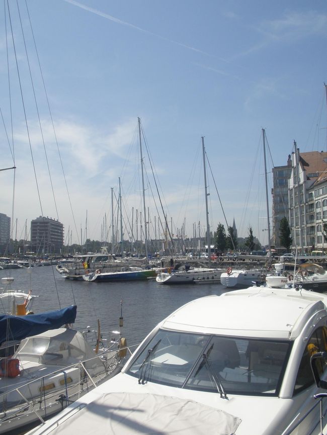 ブルージュ駅のロッカーに荷物を預け（3ユーロ）、列車でオステンドを目指します。海が見たくて。オステンドに向かう列車には子供がいっぱい。海水浴だな、きっと。<br />駅を出るとすぐヨットがこんなに。<br />