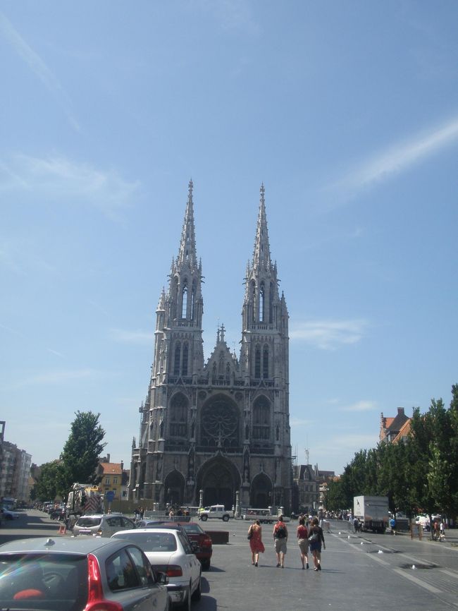 駅から少し歩くと、聖ピーターとポール教会がすぐ見えてきます。周りに高い建物がないので、すごく大きく見えました。（実際、とても大きいですが。）<br />ここからオステンドの中心広場へ行ってみます。