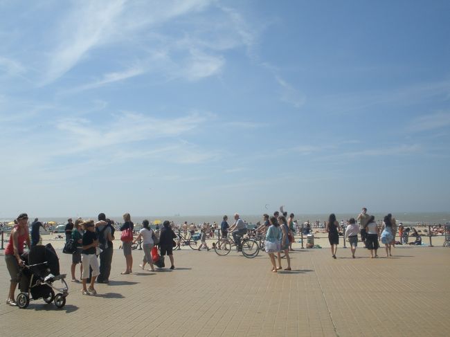 カジノ側には海水浴場があります。<br />すごい人・人です。