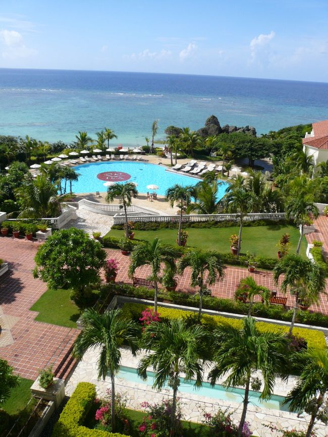 旅行3日目<br /><br />今日も良い天気です！！<br /><br />前編に載せた夜のバルコニーから見えるライトアップも良いけどやはり海の方が綺麗です。<br /><br />このオレンジのアリビラマーク入りプールもここならではの景色でお気に入りです♪