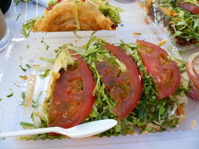 今朝の朝ごはんは昨晩買った「キングターコース」のタコライスチーズ野菜＆ターコス♪<br /><br />野菜がたっぷりのりすぎてタコライスとタコスの見分けがつきませーん。