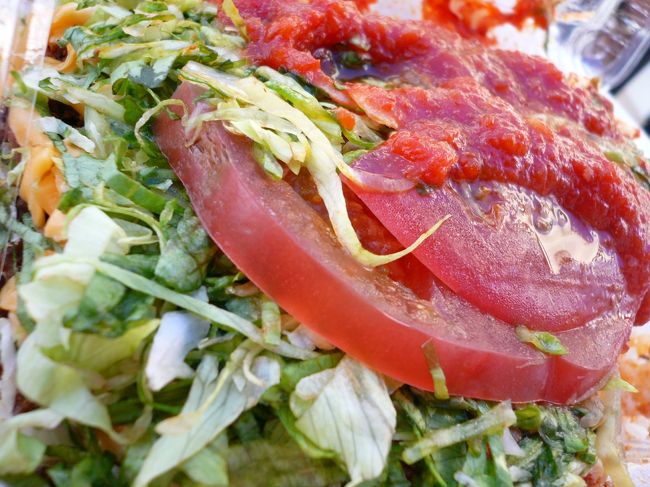 お持ち帰り用カップに入ったチリソースをたっぷりかけていただきまーす。<br /><br />朝から元祖タコライスのお味を楽しめるなんて幸せだー。