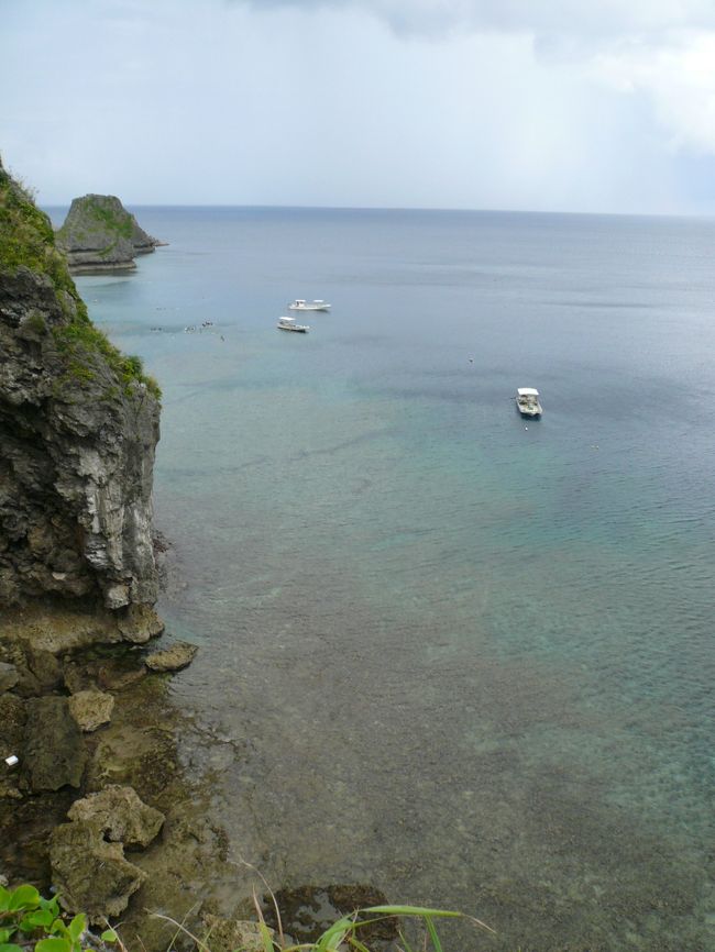 真栄田岬にやって来ました。<br /><br />シュノーケルに挑戦です！<br /><br />こちらには沖縄版「青の洞窟」があるらしく、その日のお天気や時間帯によってさまざまな「青」が見れるそうです。<br /><br />特に朝は綺麗で空いているらしいので９時から予約を取りました。