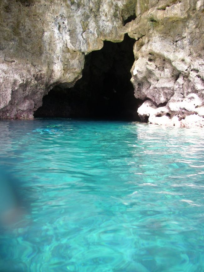 シュノーケルしながら「青の洞窟」にむかいます。<br /><br />洞窟の入り口。<br /><br />すでに綺麗です。