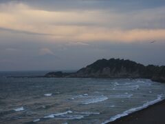走る代わりに早朝のドライブに出かけることに。海岸に沿って鎌倉方面へと走り出しました。向こうに見えるのは長者ヶ崎