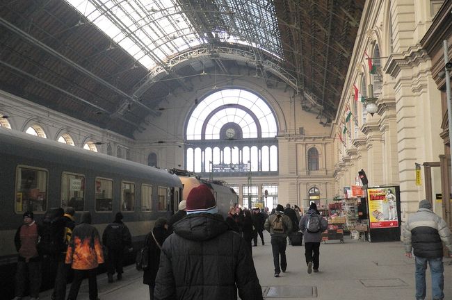 東駅構内、降りて出口の方へ歩いていくと勧誘のタクシー運ちゃんが群がってきます。出口の右にインフォメーションがあります。