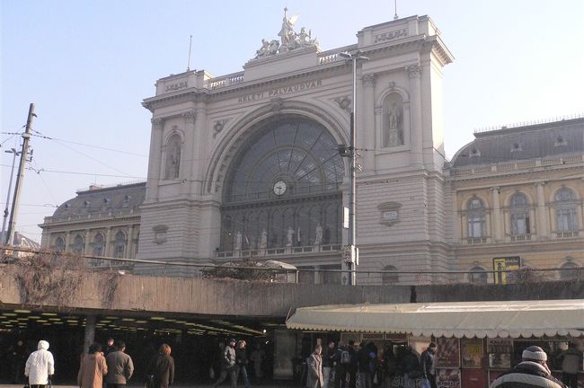 ケレティを外側から見たところです。ここの反対側に地下鉄乗り場があります。