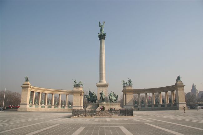 英雄広場、ここの奥に市民公園があり池がスケートリンクになっていました。