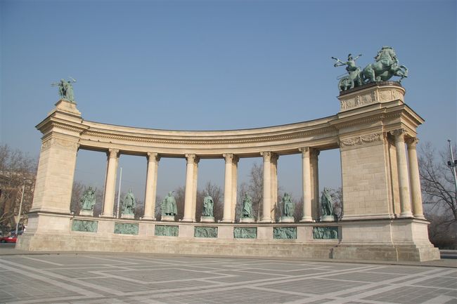 右側と左側合わせて１４人のハンガリーの英雄達だそうです。