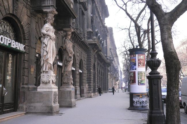 オペラのある通りをくさり橋の方向に向かって散歩。