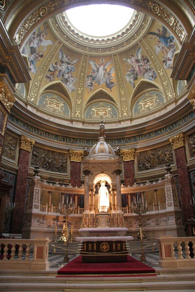 聖イシュトヴァーン大聖堂内の聖イシュトヴァーンの像