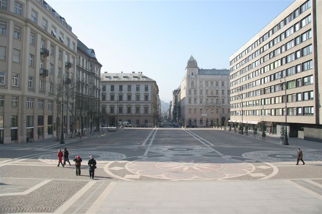 聖イシュトヴァーン大聖堂正面の広場、真っ直ぐ進むとくさり橋の袂に出る。