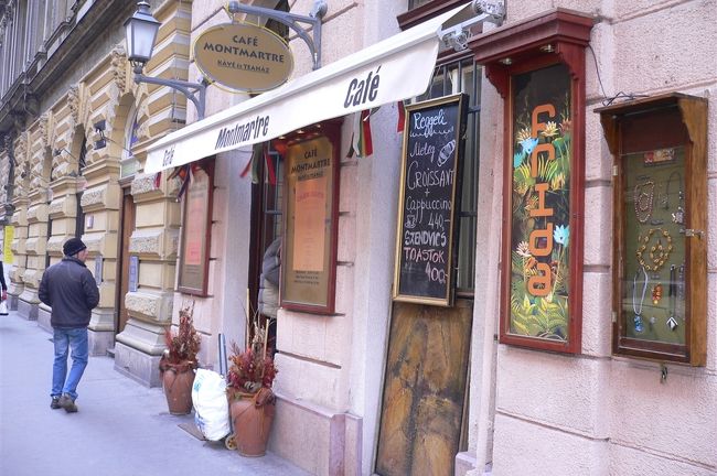 川に向かう途中にあまりの寒さにカフェでひと休み。